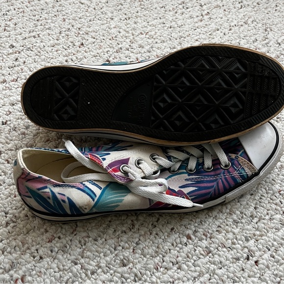 Flowery Converse shoes - Picture 2 of 3